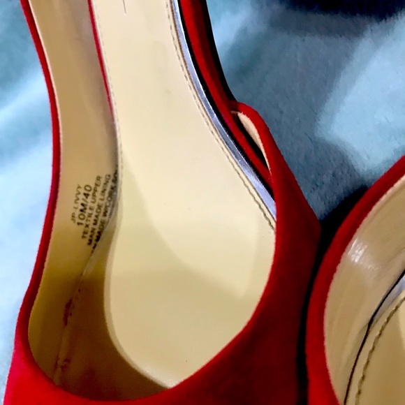 RED and Gorgeous - Picture 8 of 9